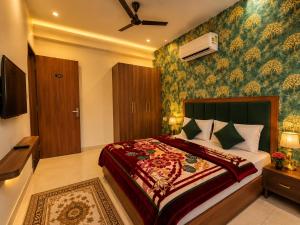 a bedroom with a large bed with a floral wallpaper at Hotel Meera in Bāwal