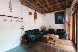ein Wohnzimmer mit Sofa und Tisch in der Unterkunft MOUNTAinn Nagiso in Nagiso
