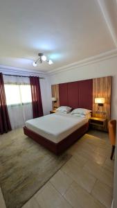 a bedroom with a large bed in a room at Résidence New Land Sarl in Douala