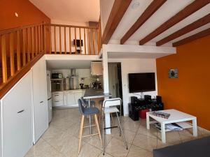a kitchen with a table and chairs in a room at Janislove34 Maison 1 Chambre avec accès piscine dans résidence à Palavas les flots in Palavas-les-Flots