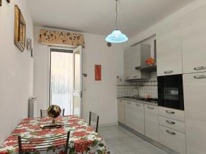 a kitchen with a table and a dining room at Appartamento Zero Pensieri in San Benedetto del Tronto