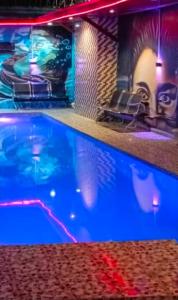 ein Schwimmbad mit Stühlen und einem Videospiel in der Unterkunft A & A Hotel in Lungi