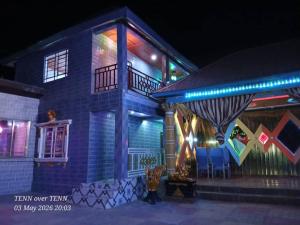 ein blaues Haus mit Lichtern bei Nacht in der Unterkunft A & A Hotel in Lungi + 10 Fotos