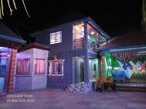 Ein Haus ist nachts beleuchtet. in der Unterkunft A & A Hotel in Lungi