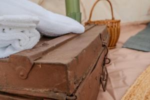 an old rusty trunk with a towel on it at Paradise Glamping in Saint Vincent