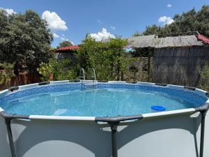 a hot tub in a backyard with at Relajante Casa Atalaya in Cardiel de los Montes