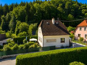 a white house with a brown roof in a yard at Zuhause am Bach Ruhige Unterkunft für Erholungssuchende am Welterbesteig und Donauradweg in Aggsbach