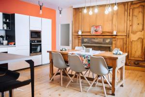 a kitchen with a wooden table and chairs in a kitchen at Le nid du Randonneur in Marmanhac