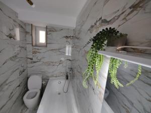 Bilik mandi di Cathedral Bucharest Suites +85 gambar