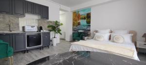 Dapur atau dapur kecil di Cathedral Bucharest Suites