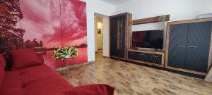 Televisyen dan/atau pusat hiburan di Cathedral Bucharest Suites