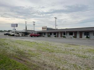 a building with a red car parked in a parking lot at Delight Inn Little Rock Benton I-30 in Benton +46 photos