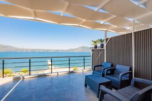 a balcony with chairs and a view of the ocean at Hotel Roalb in Vlorë