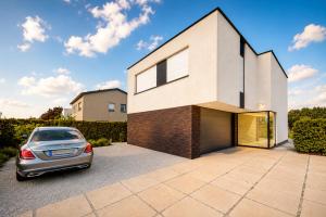a car parked in front of a house at Villa Flandre in Berlare