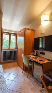 a room with a desk with a computer on it at Locanda La Scottiglia in Seggiano