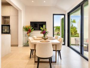 a kitchen and dining room with a table and chairs at Casa Era Canaria in Arona