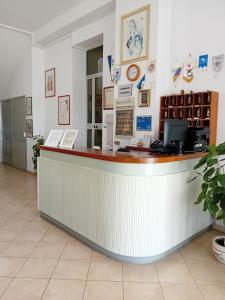 ein Restaurant mit einer Theke in einem Zimmer in der Unterkunft Hotel Cucciolo in Donoratico