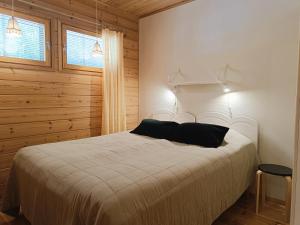 a bedroom with a bed and a window at Kärpänpesä B in Syöte