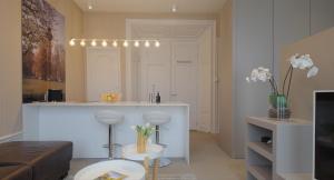 a living room with a kitchen with a counter at Maurits Apartments & Suites in Rotterdam
