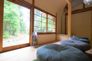 two blue ottomans in a room with a window at 高野神谷宿 一結 in Koyasan +26 photos