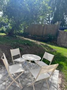three chairs and a table and a table and chairs at Sous les combles in Hambach
