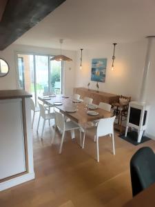 a dining room with a table and chairs at Maison près de la plage in Sangatte