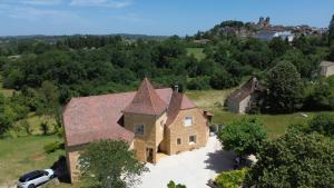 an aerial view of a house with a car parked in front at La Villa du Mont in Gourdon