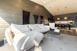 a living room with a couch and a dining room at Villa Noel in Ylläsjärvi +76 photos