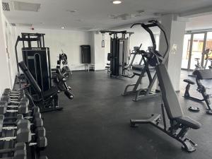 una palestra con diverse macchine tapis roulant in una stanza di Hotel Puchet Ibiza a San Antonio