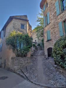 an old stone alley way in an old building at Gite Le Petit Luberon LISIANTHUS in Cabrières-dʼAvignon