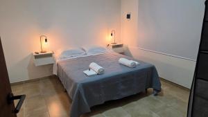 a bedroom with a bed with two towels on it at Moderno apartamento en Colón in Colón Buenos Aires Province