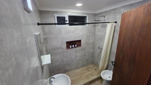 a bathroom with a shower and a toilet and a sink at Moderno apartamento en Colón in Colón Buenos Aires Province
