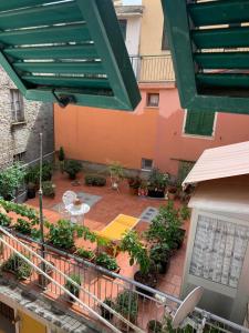 a balcony of a building with a patio with plants at Suite Arcobaleno in Deiva Marina