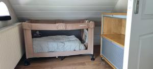 a small bed in a small room at 't Achterhuis in Alteveer
