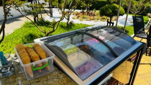 a cooler sitting on top of a table at Queen Nelly in Primorsko
