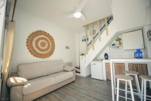 a living room with a couch and a kitchen at Casa Edison in Conil de la Frontera