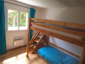 a bedroom with a bunk bed and a window at Gite Labradors De Bailly - Giverny in Saint-Pierre-la-Garenne
