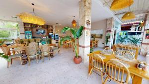 a restaurant with tables and chairs in a room at del Mare Hotel Ölüdeniz in Oludeniz