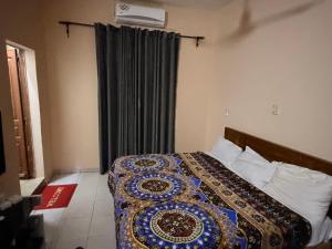 a bedroom with a bed with a blanket on it at Fitini appart in Bamako