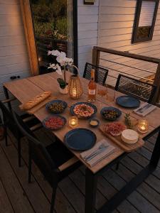 a wooden table with plates of food on a deck at Tolles Mobilheime in super Strandnähe in Saint-Raphaël