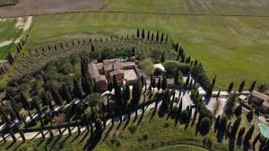 Luftaufnahme einer Villa mit Zypressen in der Unterkunft Castello di Leonina Relais - Adults Only in Siena