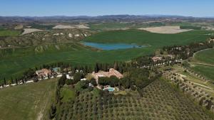 Luftaufnahme eines Hauses und eines Sees in der Unterkunft Castello di Leonina Relais - Adults Only in Siena