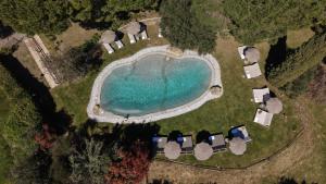 eine Luftaufnahme eines großen Wasserbeckens in der Unterkunft Castello di Leonina Relais - Adults Only in Siena