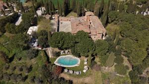 Luftaufnahme eines Anwesens mit Pool in der Unterkunft Castello di Leonina Relais - Adults Only in Siena + 93 Fotos