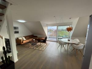 a living room with a couch and a table at Steuerbord Nock mit Hund in Wangerland