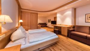 سرير أو أسرّة في غرفة في Hotel Post - OlangCard included