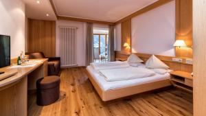 سرير أو أسرّة في غرفة في Hotel Post - OlangCard included