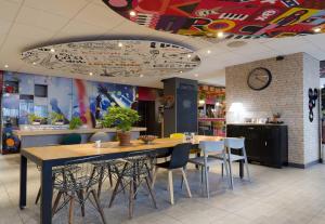 a dining room with a table and chairs at B&B HOTEL Reims Centre Erlon in Reims