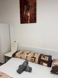 a room with a bed and a painting on the wall at Centrum Apartman LEYLA 8 in Bardejov