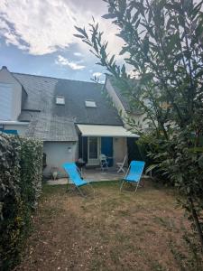 two blue chairs in the yard of a house at Maisonnette Piriac-sur-Mer in Piriac-sur-Mer